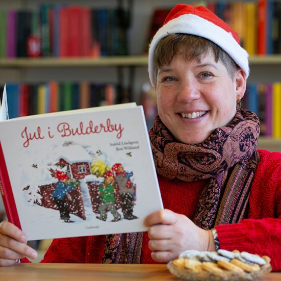 Bibliotekets litteraturformidler Louise holder bogen "Jul i Bulderby"