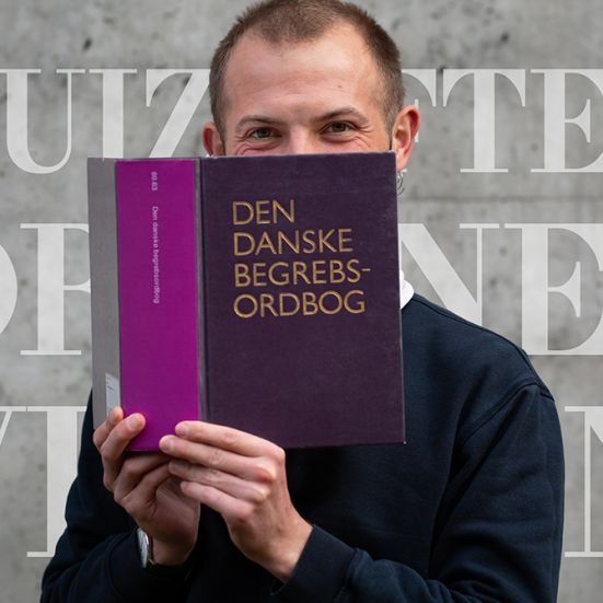 Bibliotekets litteraturformidler Stinus holder bogen "Den danske begrebsordbog"