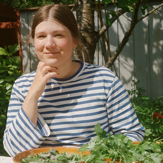 Camilla Skov, kvinden bag bloggen og Instagram-profilen Vegetarisk Hverdag, sidder udendørs