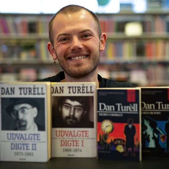 Bibliotekets litteraturformidler Stinus foran fire Dan Turèll-bøger
