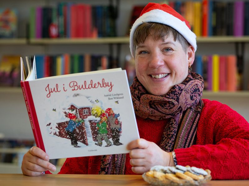 Bibliotekets litteraturformidler Louise holder bogen "Jul i Bulderby"