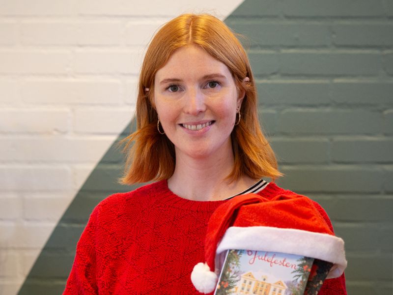 Bibliotekets litteraturformidler Mette holder en julebog