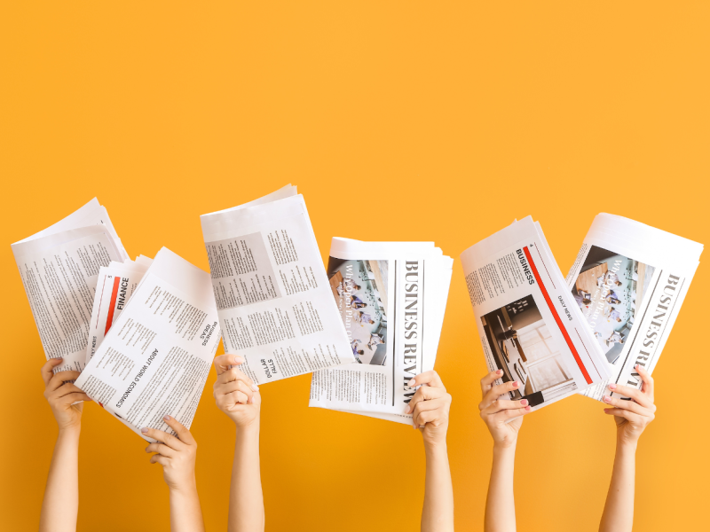 børn der holder aviser