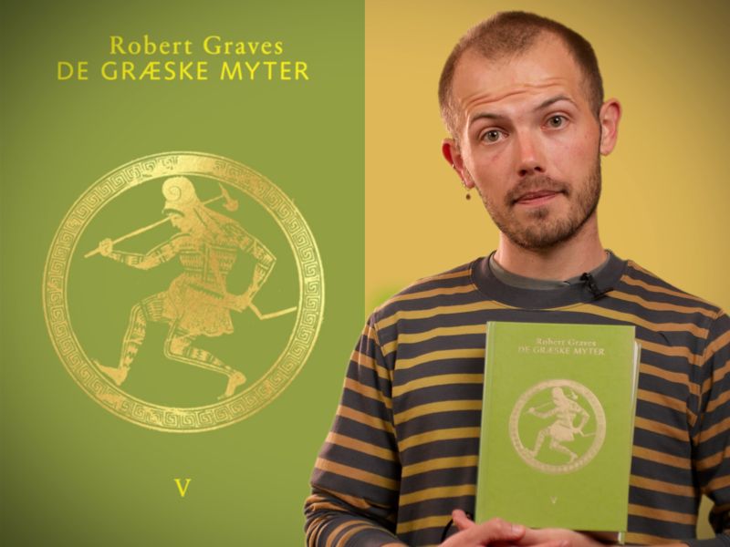 Bibliotekets litteraturformidler Stinus holder bogen "De græske myter"