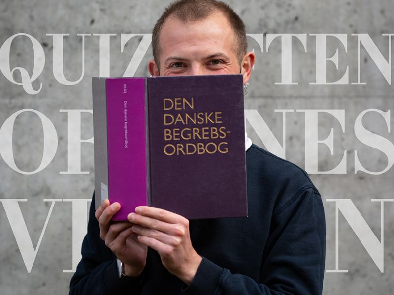 Bibliotekets litteraturformidler Stinus holder bogen "Den danske begrebsordbog"