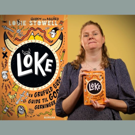 Bibliotekets litteraturformidler Trine holder bogen "Loke"