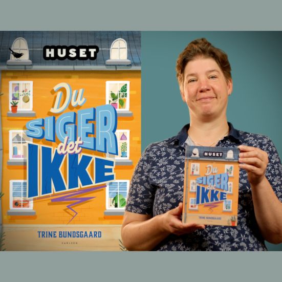 Bibliotekets børneformidler Louise holder bogen "Huset - Du siger det ikke"