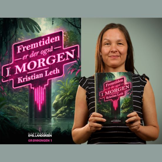 Bibliotekets børneformidler Nana holder bogen "Fremtiden er der også i morgen"