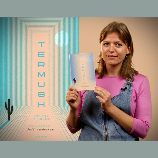 Bibliotekets litteraturformidler Kirsten holder bogen "Termush"