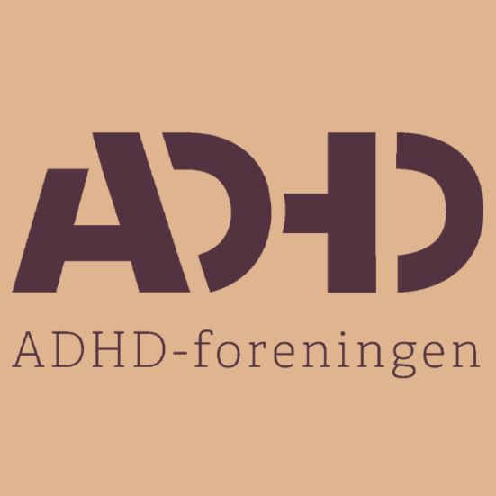 ADHD-foreningens logo på brun baggrund