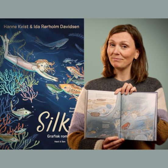 Bibliotekets børnelitteraturformidler Sara holder bogen "Silke"