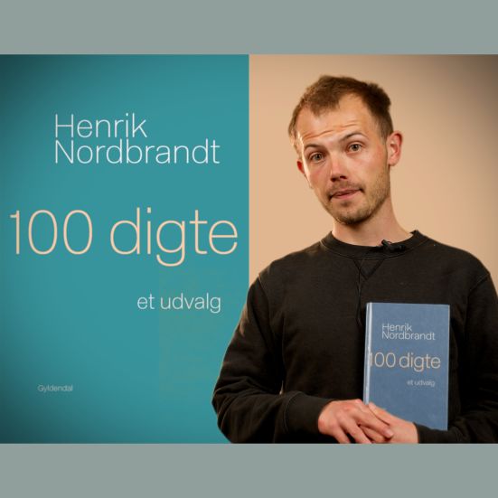 Bibliotekets litteraturformidler Stinus holder bogen "100 digte"