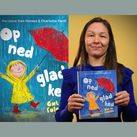 Bibliotekets litteraturformidler Nana holder bogen "Op ned glad ked - Gæt en følelse"