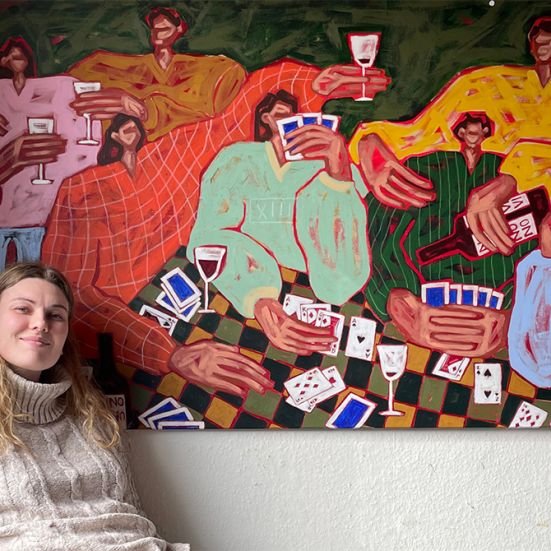 Kunstner Mette Bejder foran et af hendes værker