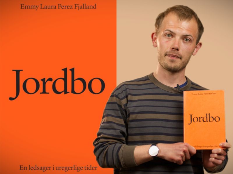 Bibliotekets litteraturformidler Stinus holder bogen "Jordbo - En ledsager i uregerlige tider"