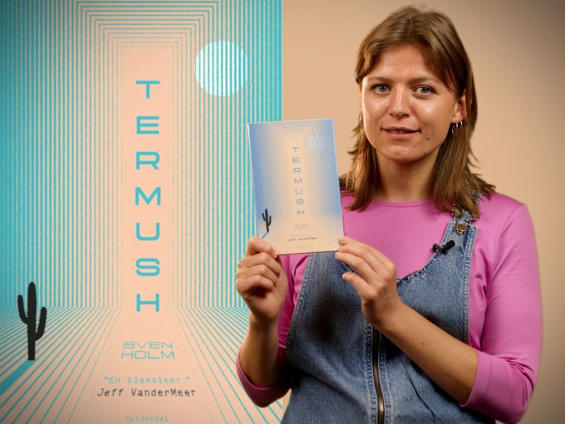 Bibliotekets litteraturformidler Kirsten holder bogen "Termush"