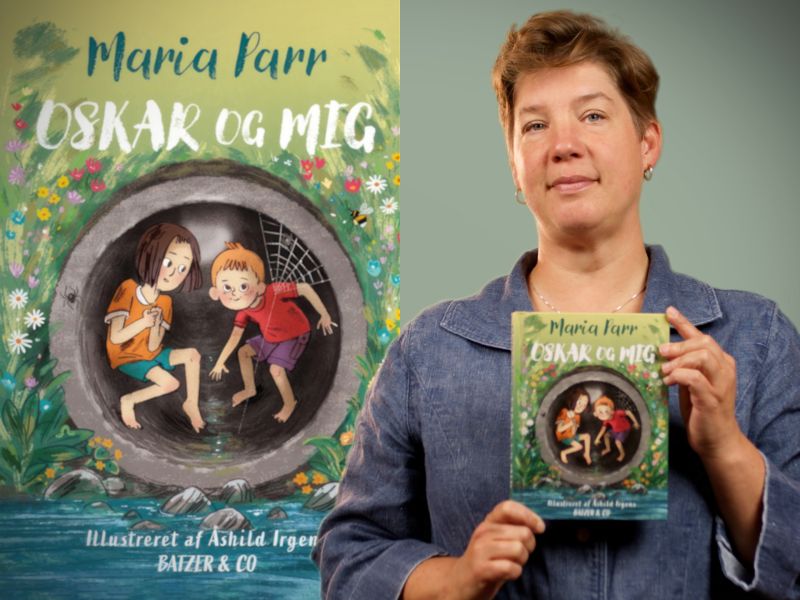 Bibliotekets børnelitteraturformidler Louise holder bogen "Oskar og mig"