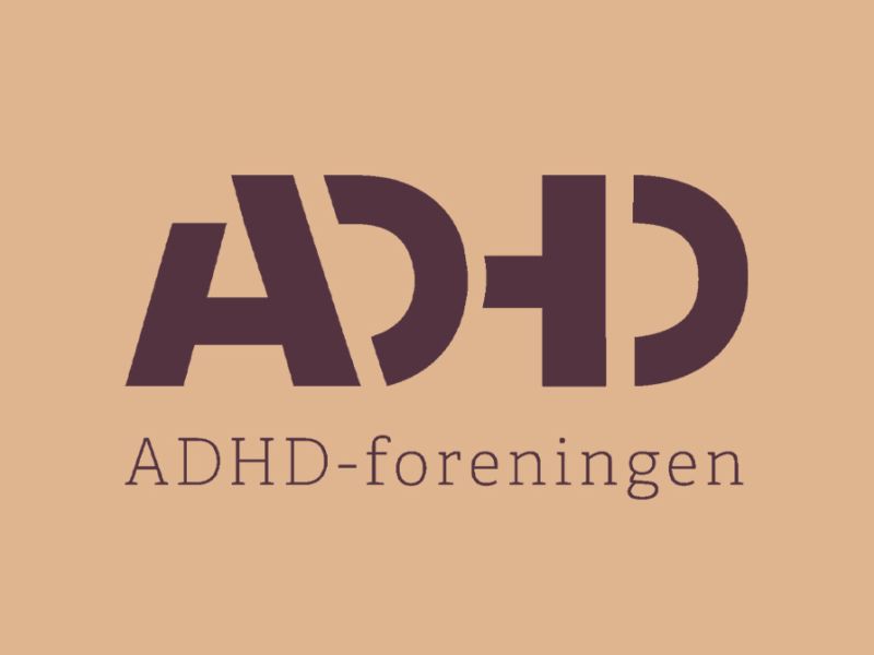 ADHD-foreningens logo på brun baggrund