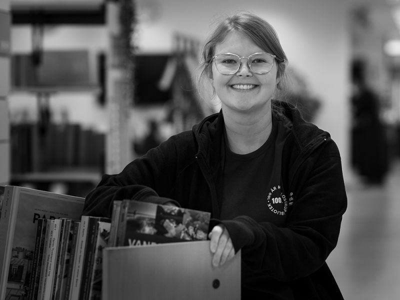 Bibliotekets medarbejder Sophie-Amalie Thomsen