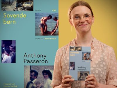 Bibliotekets litteraturformidler Mette holder bogen "Sovende børn"