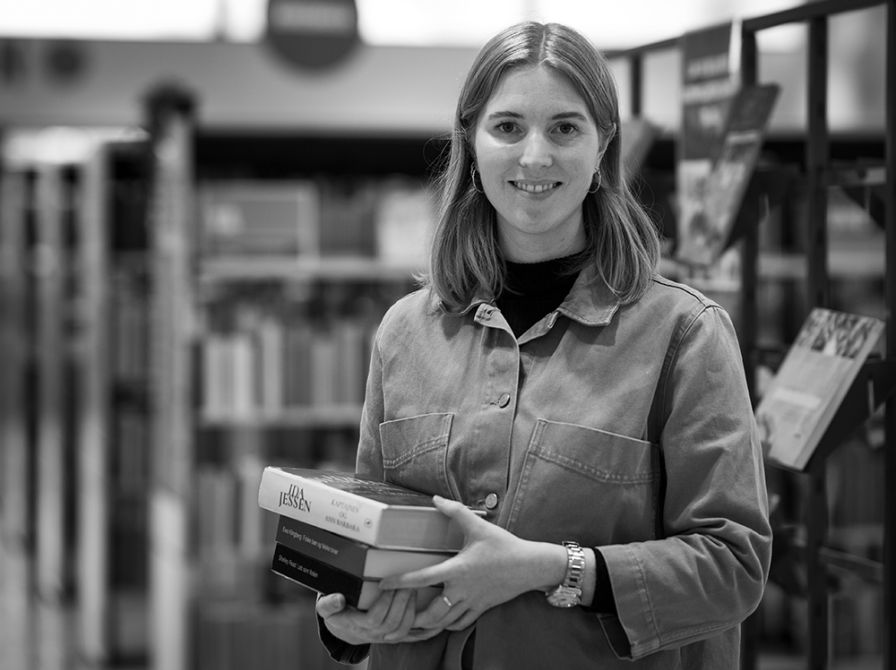 Bibliotekets medarbejder Mette Vrangbæk Riis